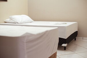 Minibar, sistema de insonorización, wifi gratis y ropa de cama 