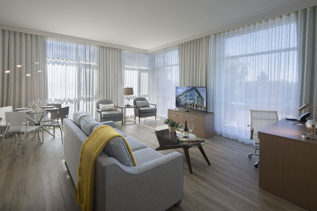 Basic-Zimmer, 1 King-Bett (Cityscape Corner Apartment Suite) | Bettwäsche aus ägyptischer Baumwolle, hochwertige Bettwaren, Zimmersafe