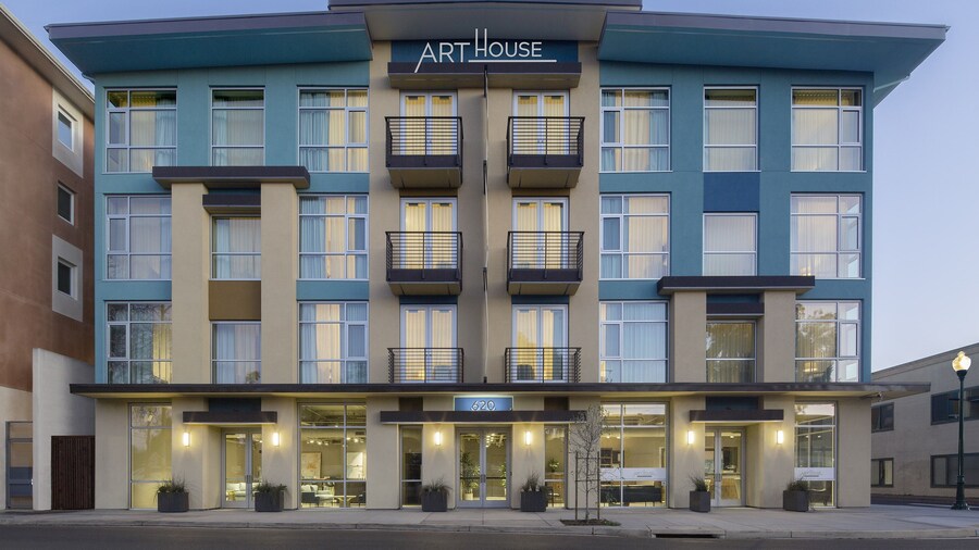 Art House Hotel and Suites