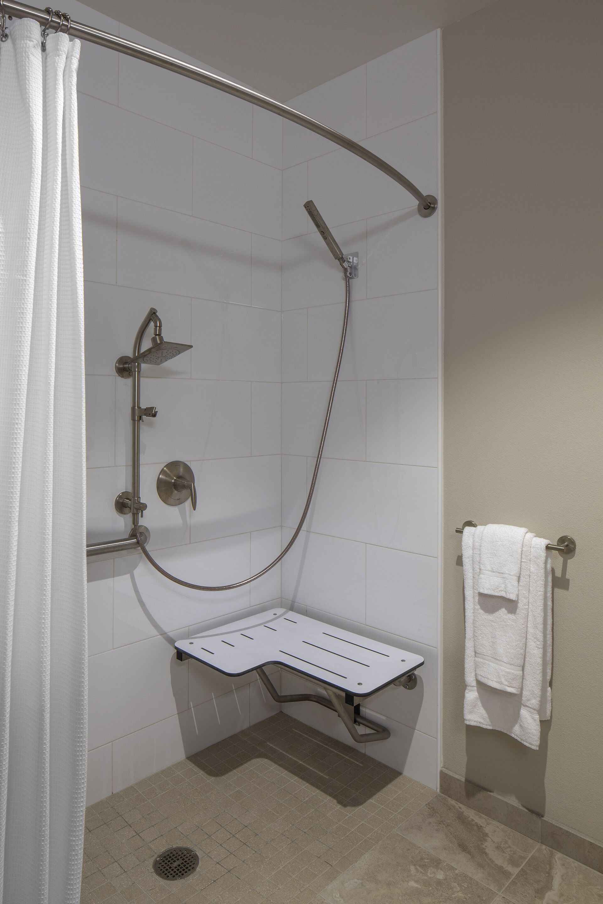 combined shower/bathtub, rainfall showerhead, free toiletries