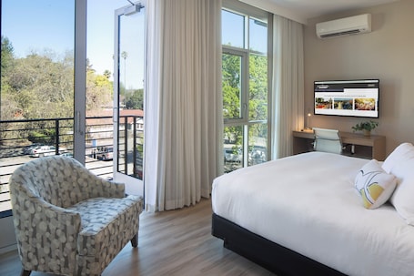 Egyptian cotton sheets, premium bedding, in-room safe, desk
