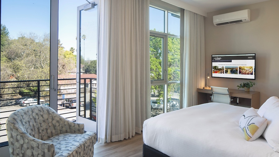 Art House Hotel and Suites