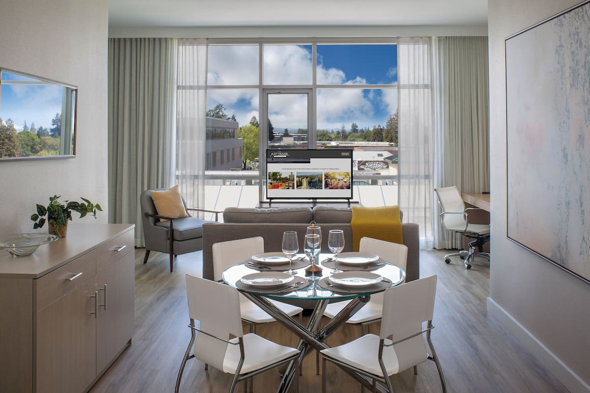 ラグジュアリー スイート キングベッド 1 台ソファーベッド付き (Cityscape Apartment Suite) | エジプト綿のシーツ、高級寝具、ピロートップベッド、セーフティボックス (室内)