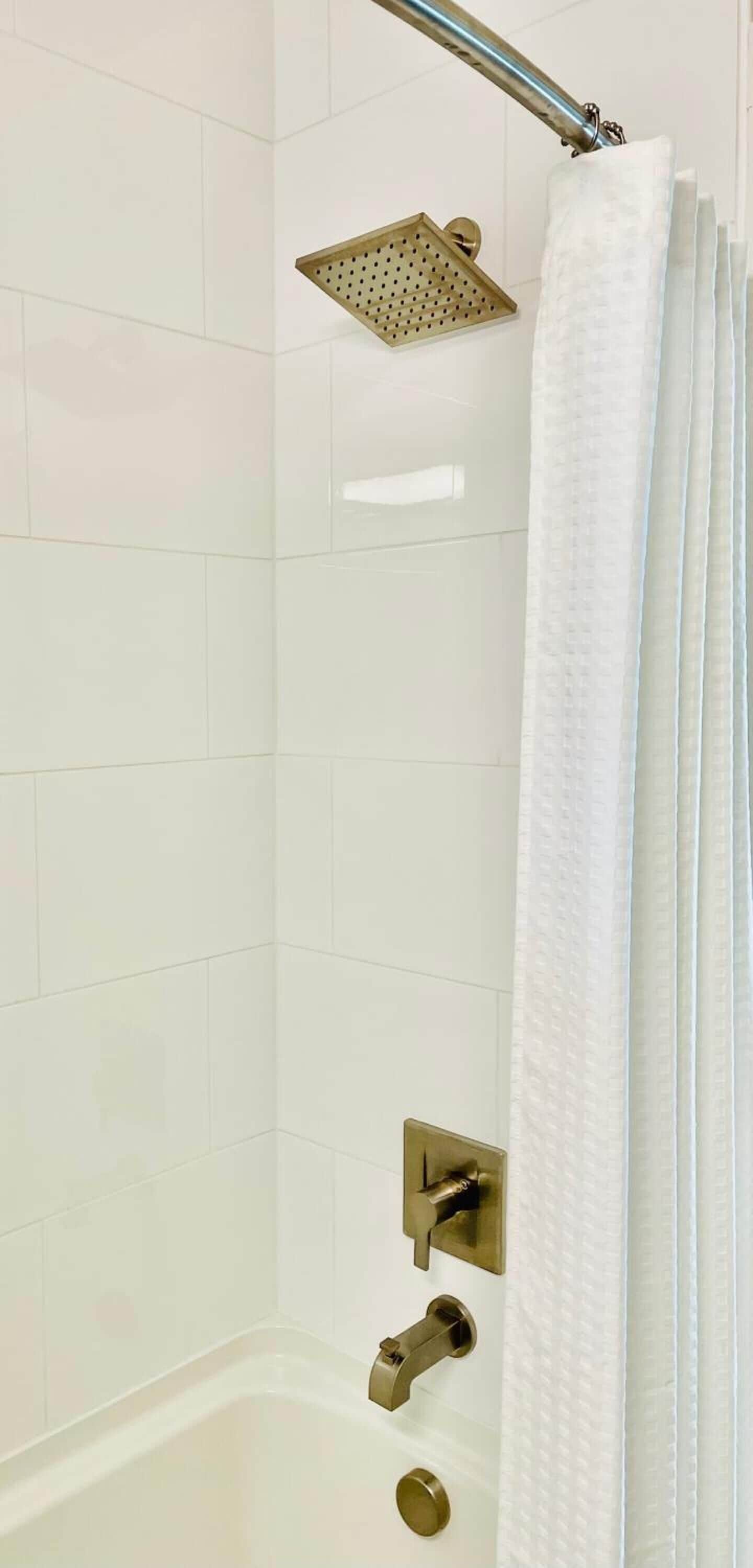 combined shower/bathtub, rainfall showerhead, free toiletries