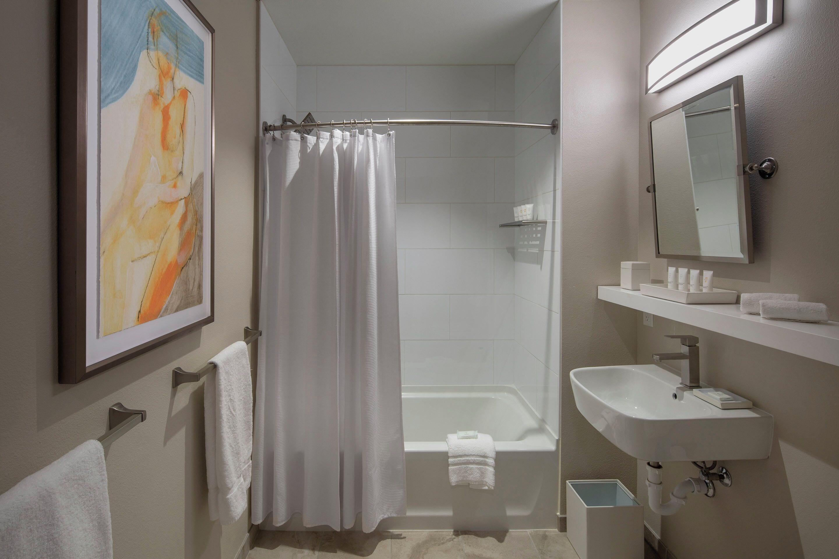 combined shower/bathtub, rainfall showerhead, free toiletries