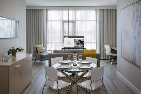 Egyptian cotton sheets, premium bedding, pillowtop beds, in-room safe. Art House Hotel and Suites