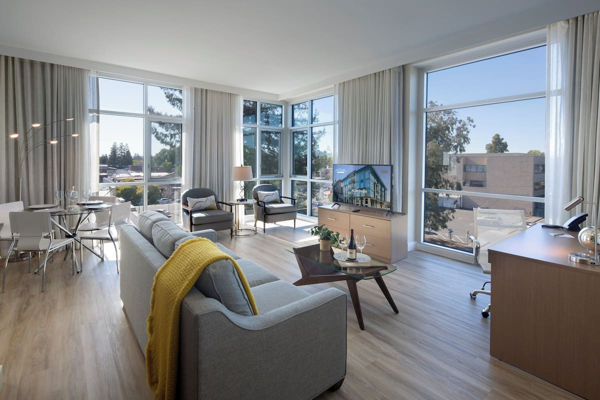 Panorámás lakosztály (Cityscape Corner Apartment Suite) | Egyiptomi pamut ágynemű, prémium ágynemű, széf a szobában és íróasztal