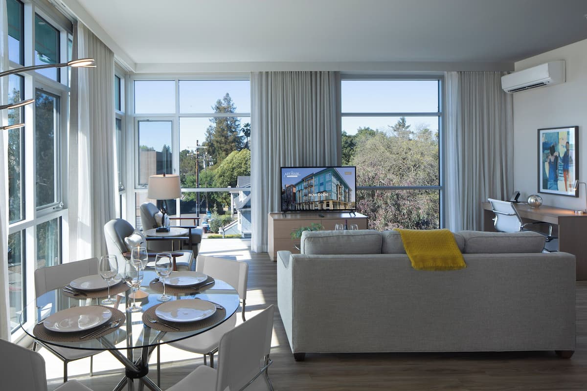 Superior-Suite, 1 King-Bett und Schlafsofa (Urban King Studio - Accessible) | Bettwäsche aus ägyptischer Baumwolle, hochwertige Bettwaren, Zimmersafe