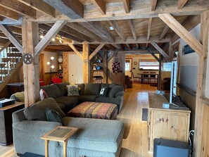 Älytelevisio, takka, DVD-soitin, kirjoja