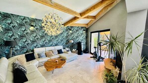 Una sala de estar moderna con un sofá, una mesa de centro y plantas en macetas.