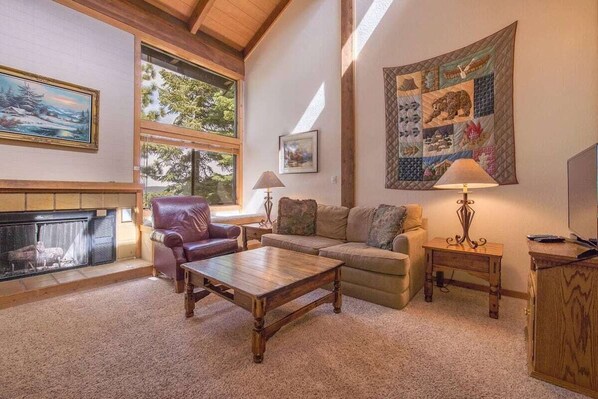 Smart TV, fireplace