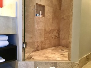 Appartement Deluxe, 2 chambres, vue océan | Salle de bain | Douche, articles de toilette gratuits, sèche-cheveux, savon