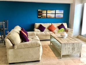 Apartamento luxo, 2 quartos, vista para o oceano | Sala de estar | Smart TV 55 polegadas com canais digitais, TV, serviços de streaming