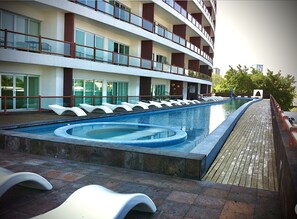 Piscina externa, guarda-sóis, espreguiçadeiras
