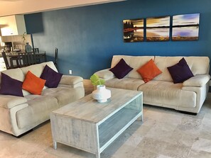 Apartamento luxo, 2 quartos, vista para o oceano | Sala de estar | Smart TV 55 polegadas com canais digitais, TV, serviços de streaming