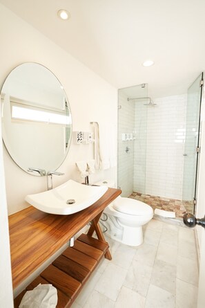 Cool Nest | Bathroom | Shower, bidet, towels, soap