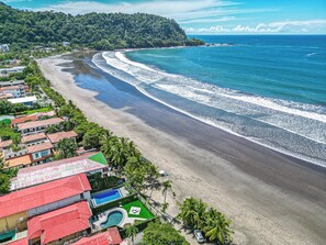 On the beach, sun loungers, beach towels - 2 Beachfront Villas, 25 bedrooms, Bachelor Party Paradise (Jacó)