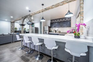 雪櫃、微波爐、焗爐、爐具