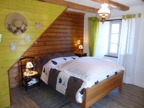 5 chambres, fer et planche à repasser, lit parapluie