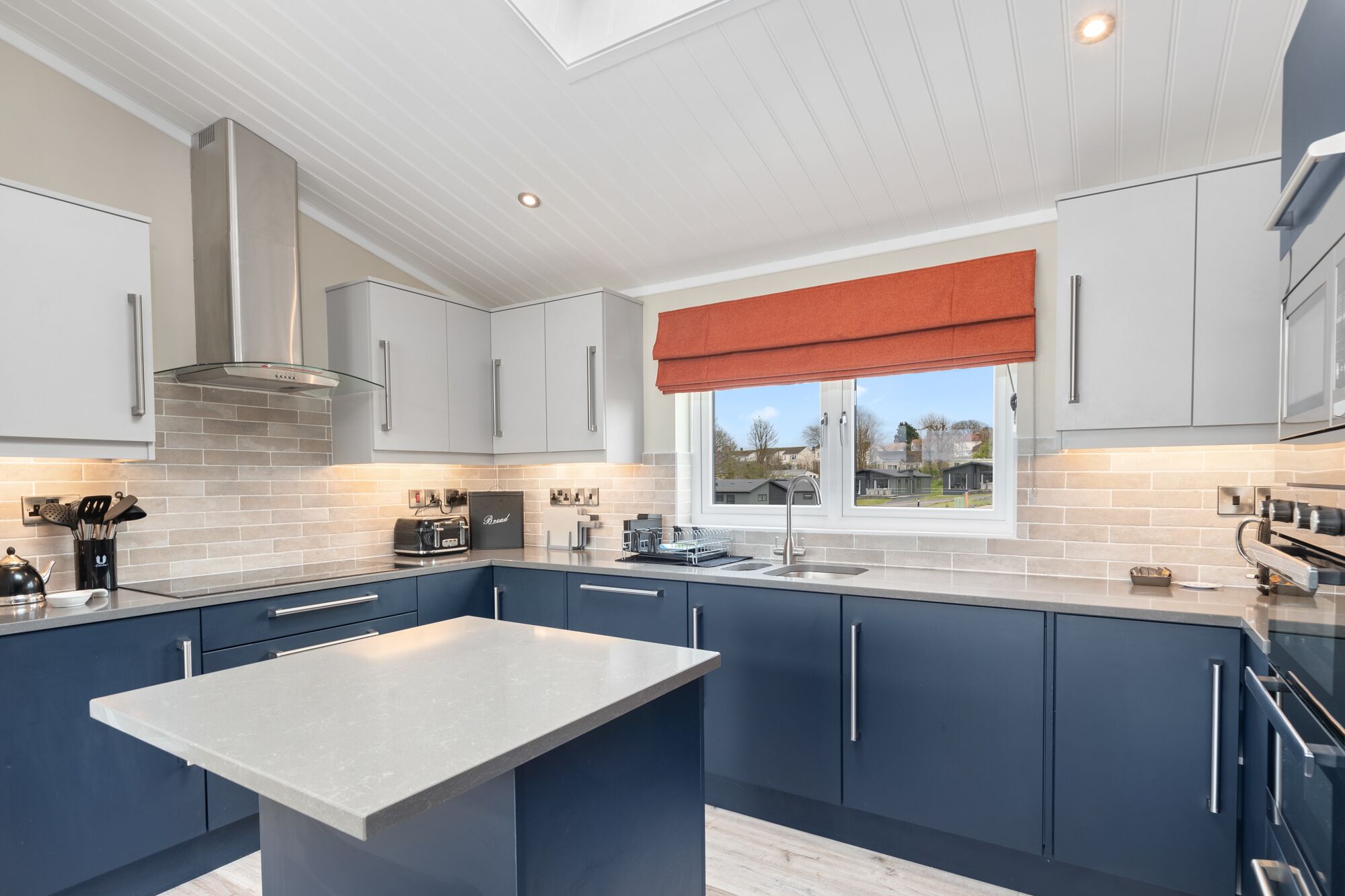 Kjøleskap, mikrobølgeovn, ovn og oppvaskmaskin