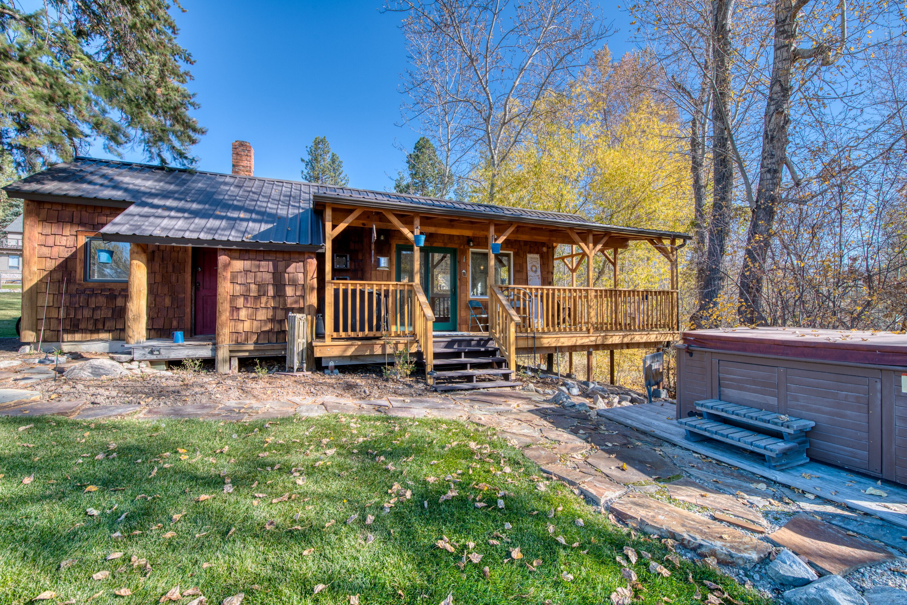Cozy Creek Cabin just minutes from downtown Hamilton. Sleeps 2
