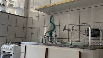 Kühlschrank, Mikrowelle, Herdplatte, Geschirrspüler