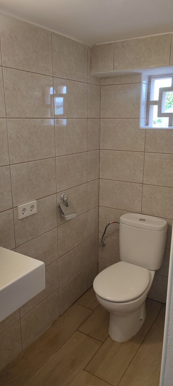 Een douche, een haardroger, handdoeken