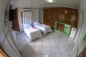 Minibar, bed sheets - Pousada Sol e Mar (Fernando de Noronha)