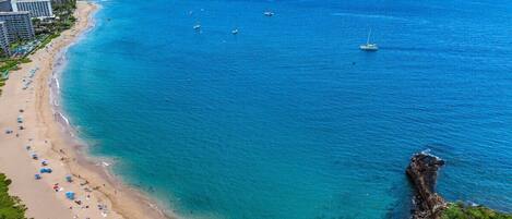 Plage à proximité, chaises longues, serviettes de plage