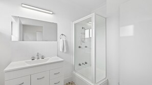 Een douche, handdoeken