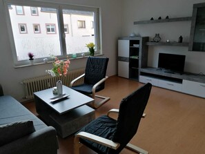 Smart TV, DVD player, books - Ferienwohnung 55 m², 1 Schlafzimmer, 1 Wohnzimmer, 1 Küche, 1 Bad, 1 Flur (Ensch)