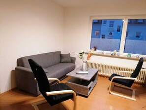 Smart TV, DVD player, books - Ferienwohnung 55 m², 1 Schlafzimmer, 1 Wohnzimmer, 1 Küche, 1 Bad, 1 Flur (Ensch)