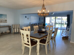 Dining - 3/2 Waterfront / Private Dock  / Cabana Club Pool & Beach / Kayaks / Tiki Hut 🏝. (Key Colony Beach)