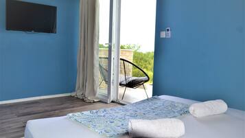 2 chambres, bureau, chambres insonorisées, fer et planche à repasser