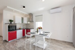 Een koelkast, een oven, een kookplaat, een vaatwasser