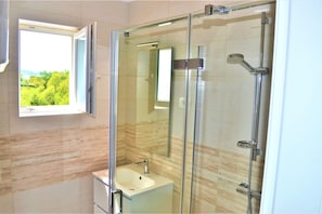 Combined shower/bathtub, free toiletries, towels, toilet paper - Apartment GLORIA BLUE 1 (Malinska)
