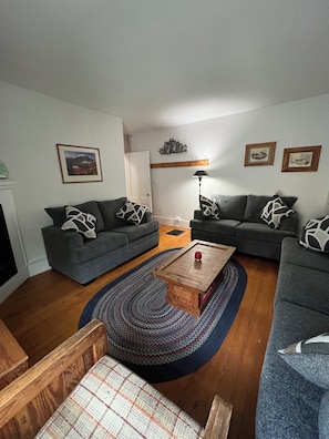 Smart TV, fireplace, DVD player - Okemo Mountain, Family Affordable 2 fl village walk to town, Dogs OK. We recycle (Ludlow)