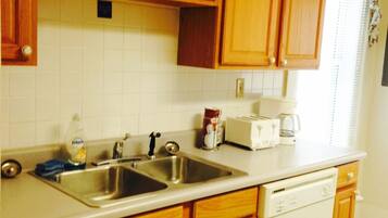 雪櫃、微波爐、焗爐、爐具