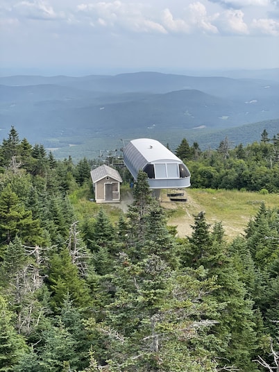 Okemo Mountain, Family Affordable 2 fl village walk to town, Dogs OK.fireplace.