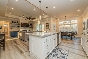 ثلاجة، ميكروويف، فرن، موقد طهي مسطح