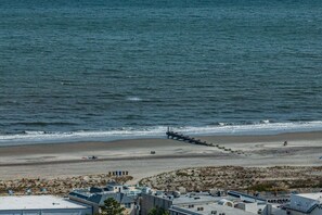 Playa en los alrededores, camastros y toallas de playa 
