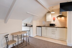 基础开间 | 私人厨房 | 迷你冰箱、微波炉、炉灶、烤面包机