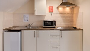 Basic-Studio | Eigene Küche | Mini-Kühlschrank, Mikrowelle, Herdplatte, Toaster