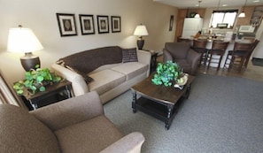 Condo (PB Jul 4th-11th, 2Ema, Lincoln) | Salle de séjour | Téléviseur, foyer, lecteur de DVD