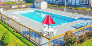 Outdoor pool - Falls Holiday House Niagara Falls (Niagara Falls)