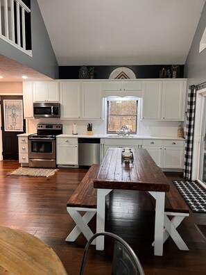 Fridge, microwave, oven, stovetop - PERFECT spot! Breathtaking views of Rough River from wrap-around covered decks (Falls of Rough)