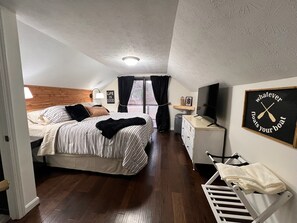 3 bedrooms, free WiFi, bed sheets - PERFECT spot! Breathtaking views of Rough River from wrap-around covered decks (Falls of Rough)