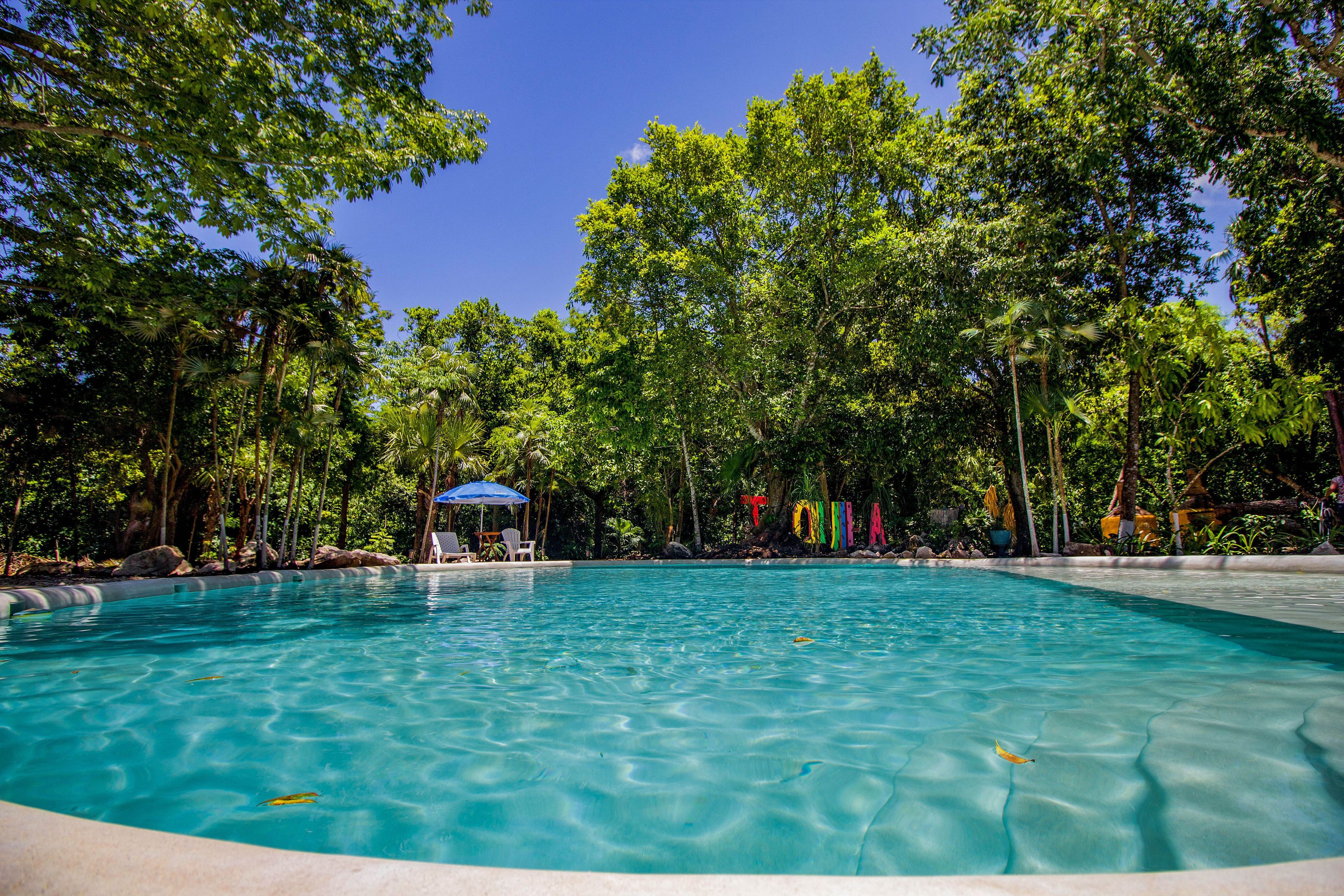 Utendørsbasseng og solsenger