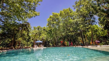 Una piscina al aire libre, tumbonas