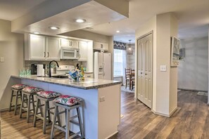 Fridge, microwave, stovetop, dishwasher - Lakefront Branson Condo w/ Porch & Dock Access (Branson)